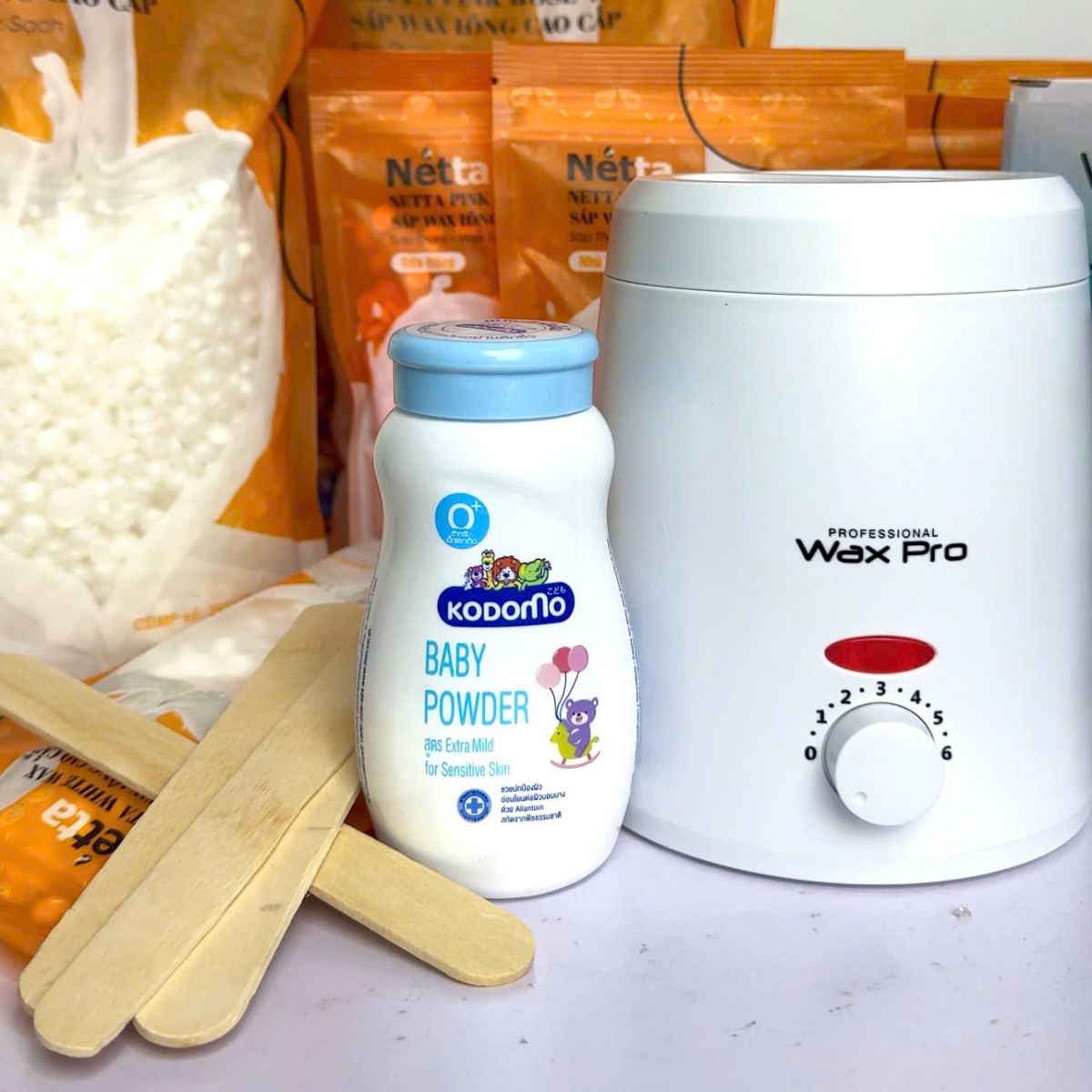 Lót phấn rôm trước khi wax
