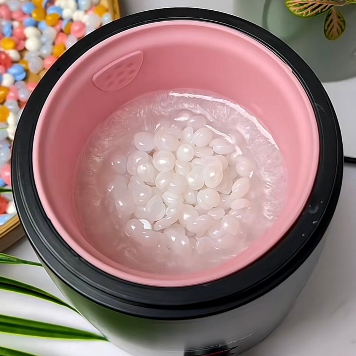 Làm chảy sáp bằng nồi chuyên dụng