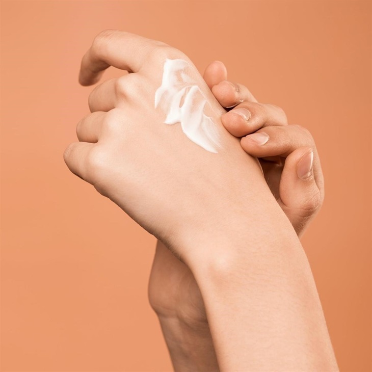 Sử dụng gel hoặc lotion làm dịu da