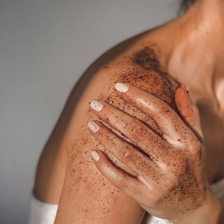 Tẩy tế bào chết da trước khi wax