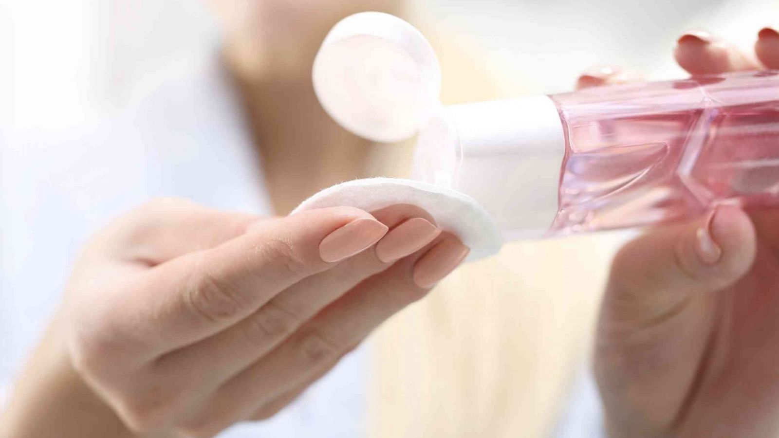 vệ sinh bằng nước muối sinh lý