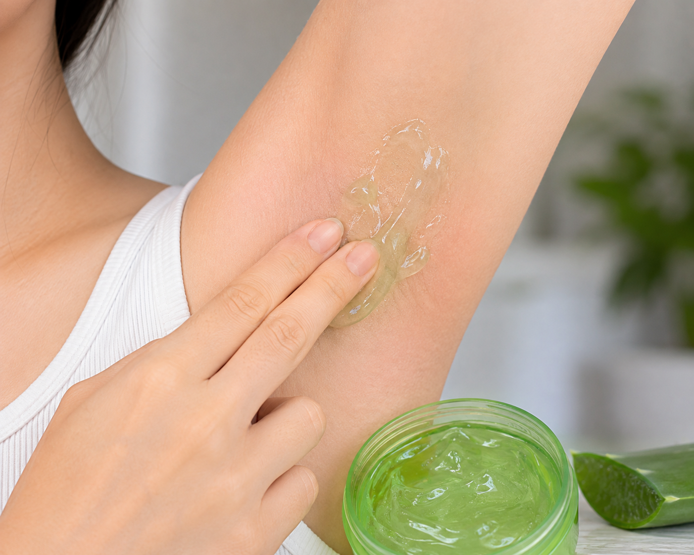 Thoa gel nha đam phục hồi da