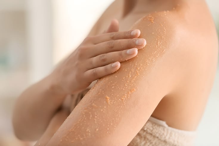 Tẩy tế bào chết trước khi wax